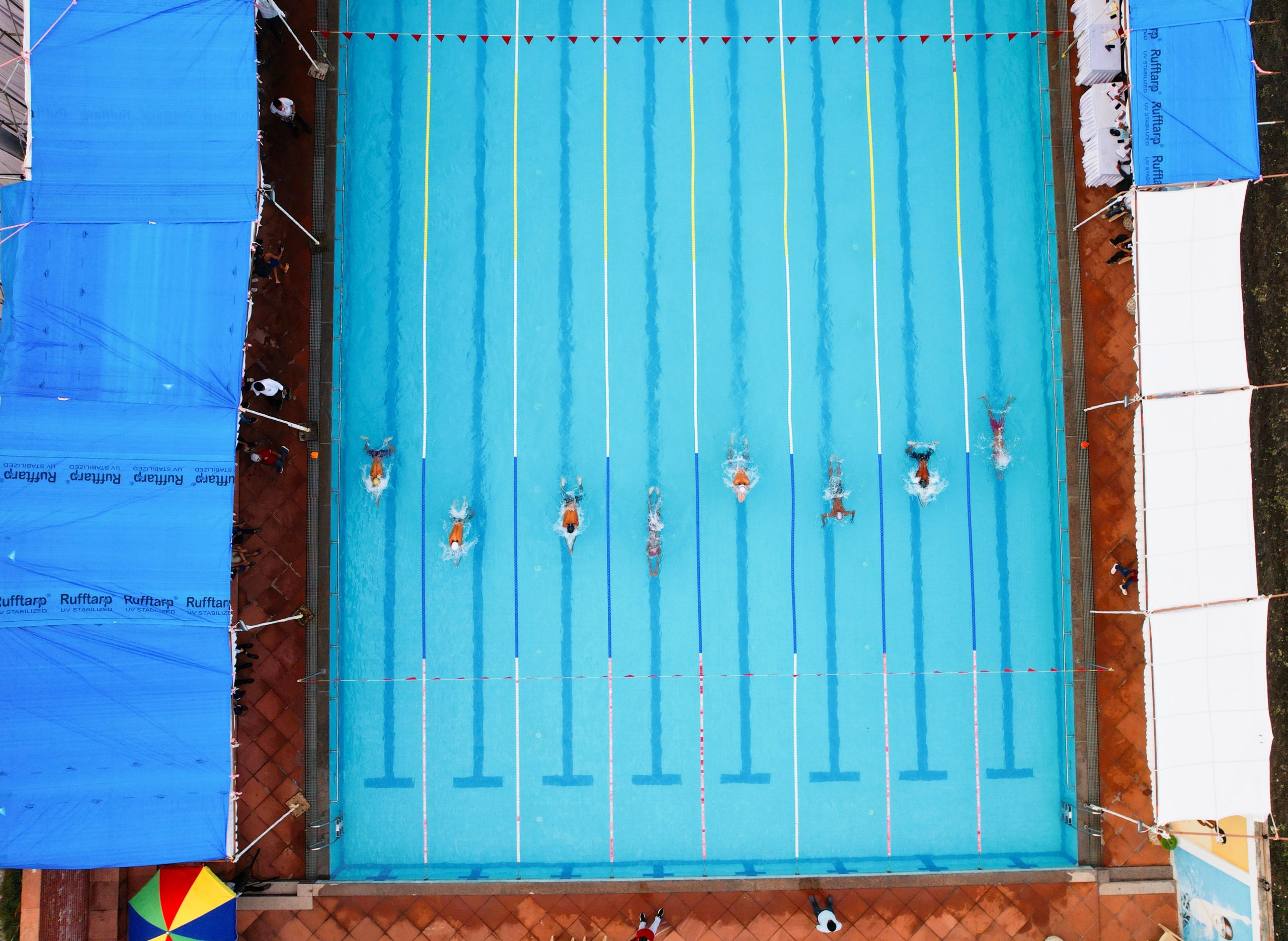 Piscina comunitaria de un club deportivo que requiere gasfitería para su sistema de calentamiento