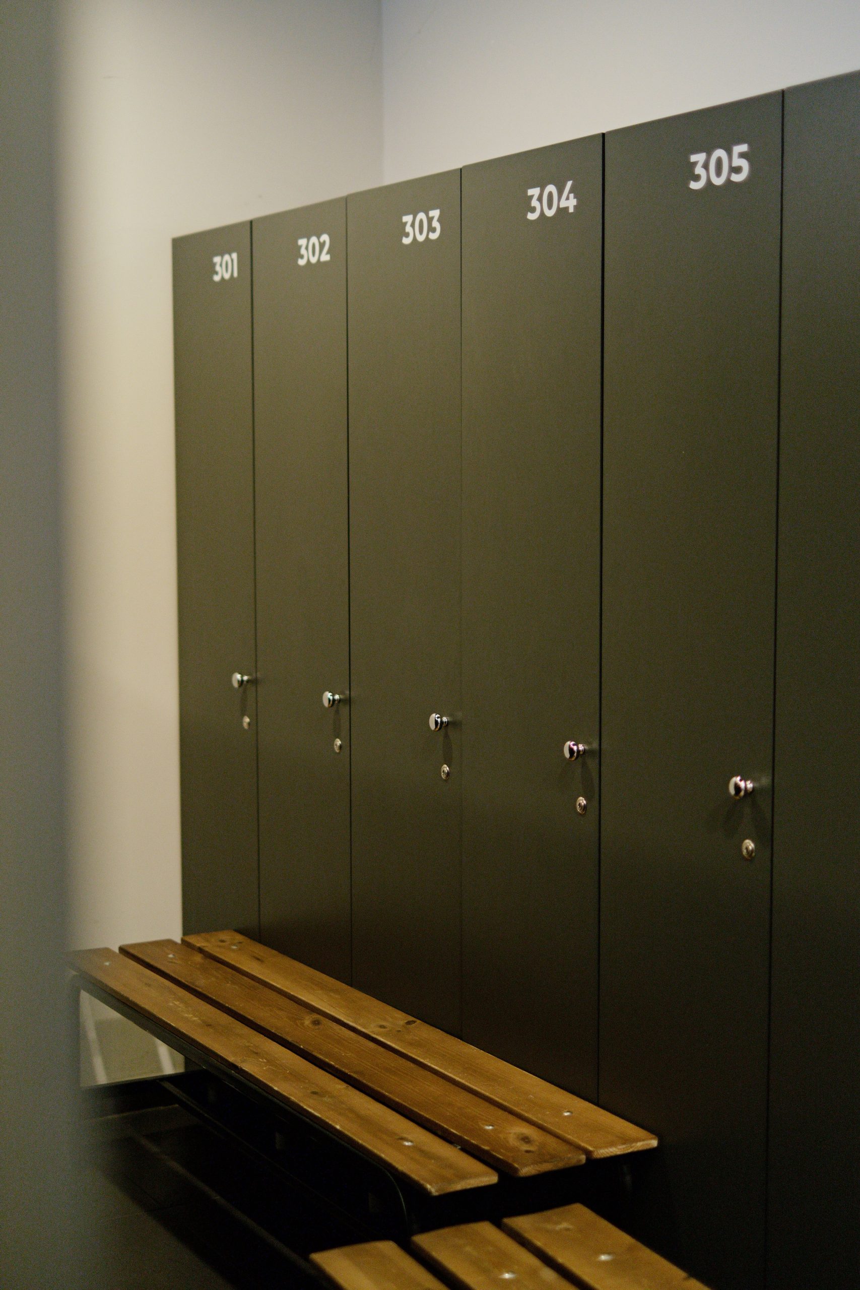 Camarines de un gimnasio con duchas de alto uso que requieren gasfitería especializada