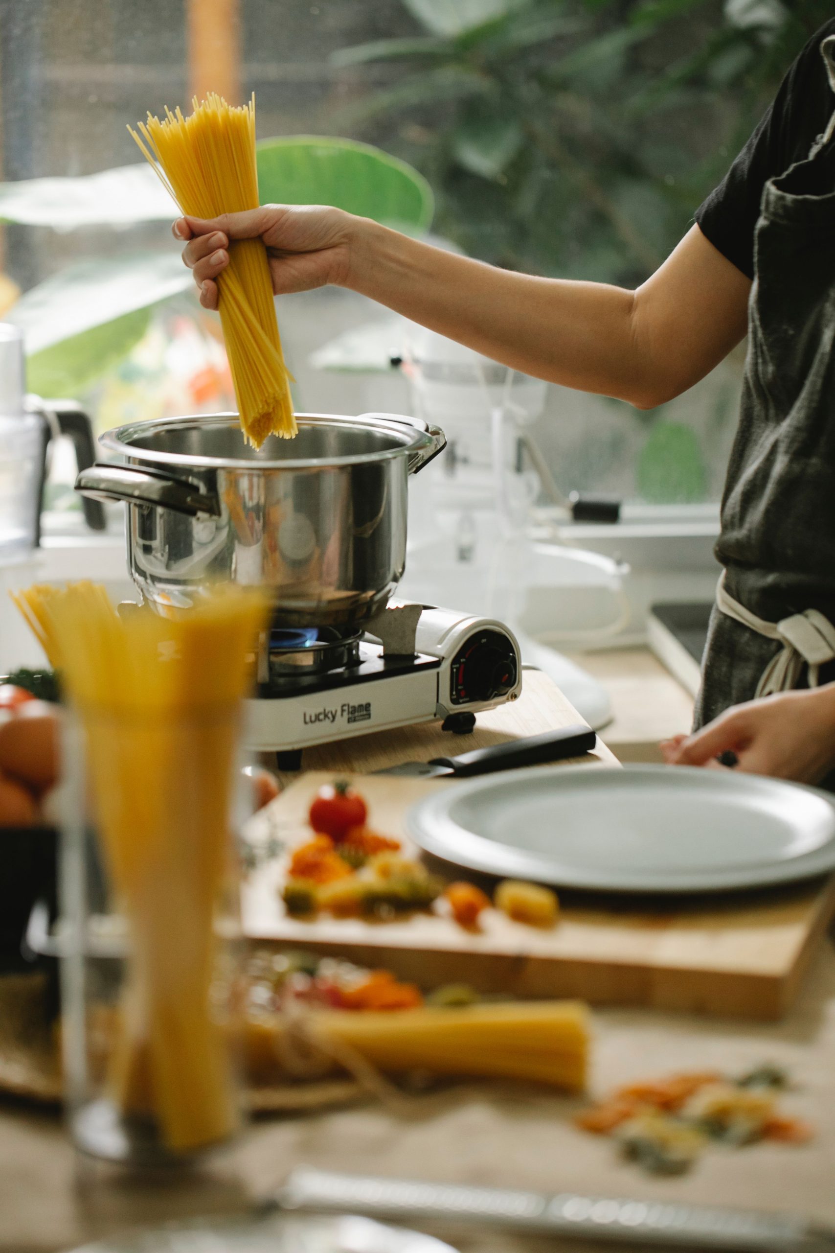 Cocina comercial de restaurante con equipos a gas de alto uso