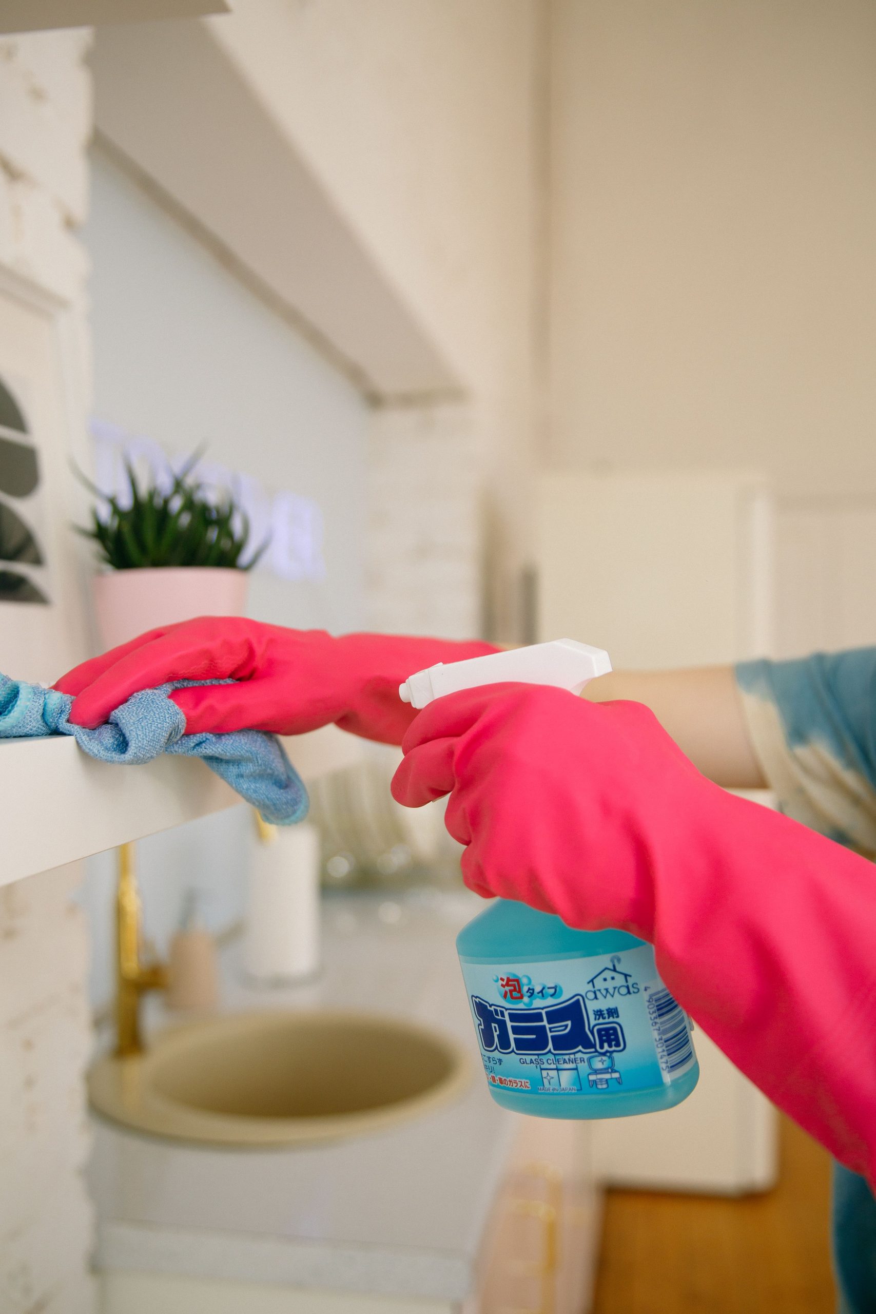 Lavaplatos de cocina con agua estancada por una obstrucción, un problema que admite remedios caseros