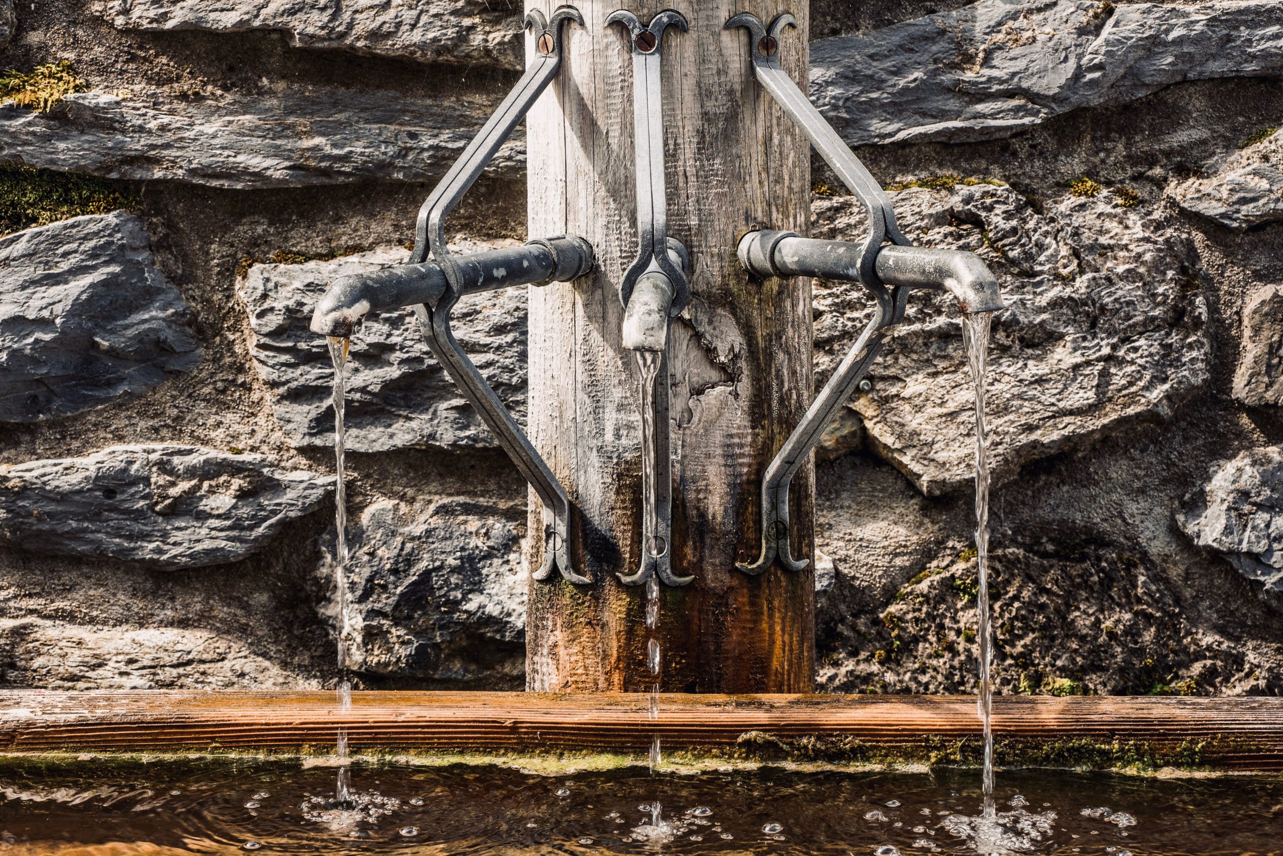 Llave de paso de agua con desgaste que no cierra completamente