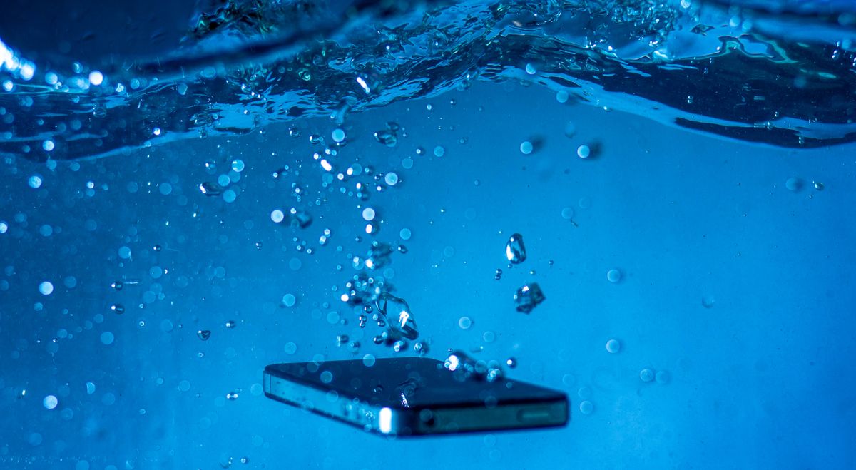 Llave de paso goteando agua al ser operada