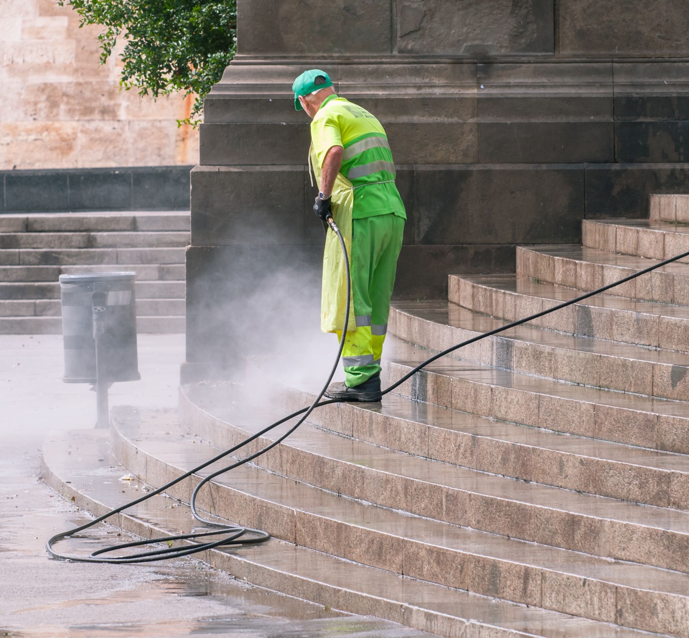 Aplicación de silicona sanitaria en el borde de una tina