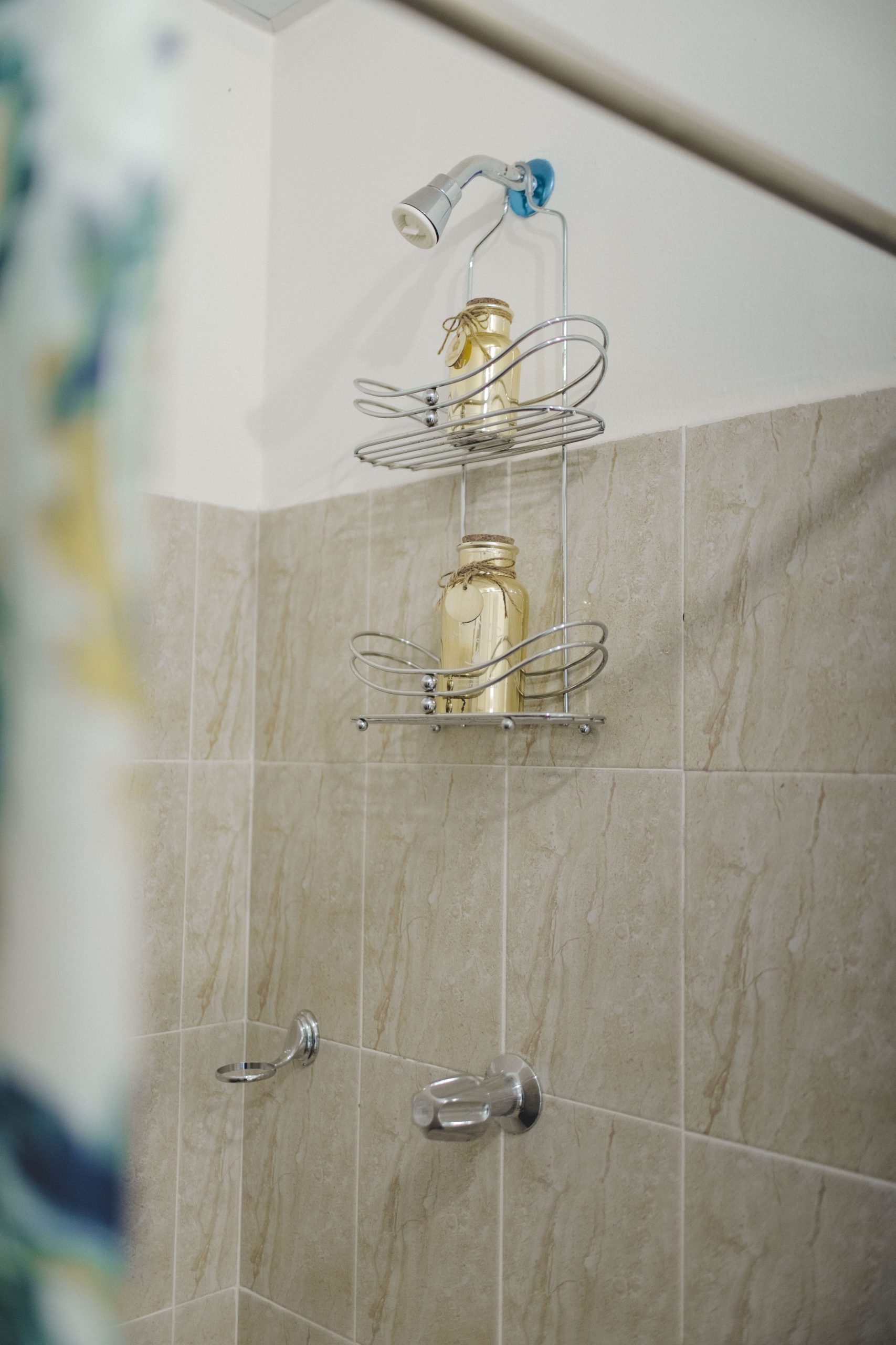 Taza de WC en baño donde se revisa burbujeo de alcantarillado